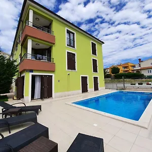 https://apartments-smaragdna-villa.in-istria.net